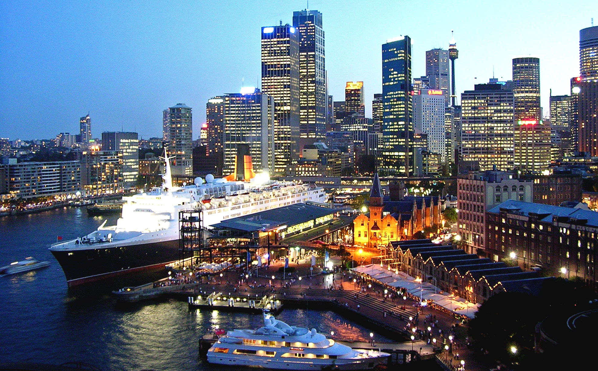 QE2 in Sydney Harbor